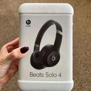 Beats Solo 4 Bluetooth® Wireless On-Ear Headphones in Matte Black BRAND NEW